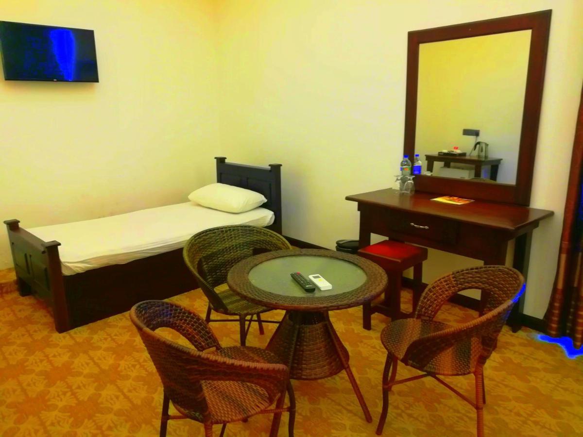 Euro Star Hotel Katunayake Exterior photo